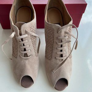 Salvatore Ferragamo Women's Paonessa Suede mu628